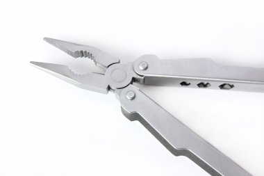 beyaz zemin üzerine pense