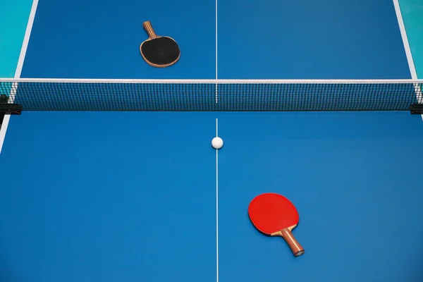 Raquetas y pelota en la mesa de tenis — Foto de Stock