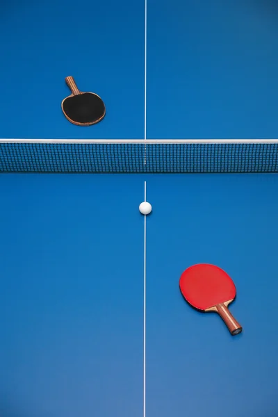 Raquetas y pelota en la mesa de tenis — Foto de Stock