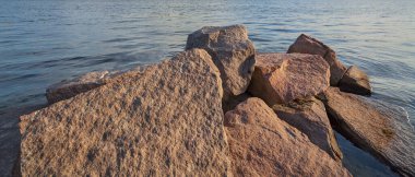 Granit taşlar, nehir kıyısında kaldırım taşları