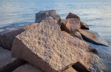 Granit taşlar, nehir kıyısında kaldırım taşları
