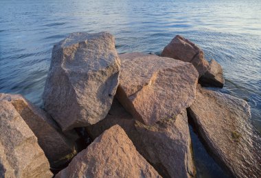 Granit taşlar, nehir kıyısında kaldırım taşları