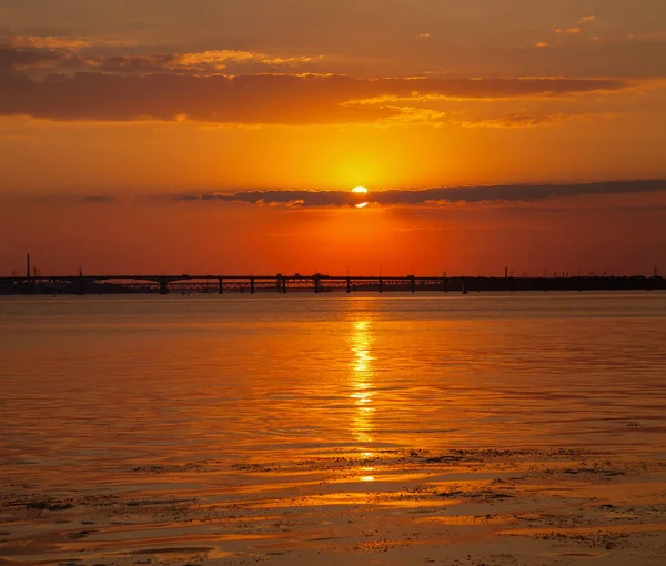 夕暮れ時に川を渡る橋 — ストック写真