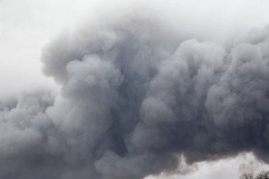 Yangın, gökyüzüne karşı duman bulutları, çevre felaketi