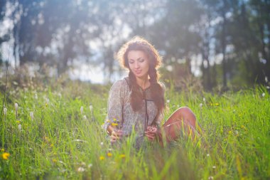 çayır üzerinde güzellik kız