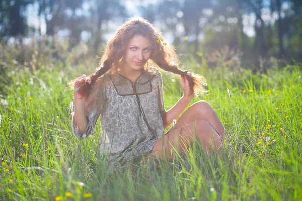 Beauté fille sur la prairie — Photo