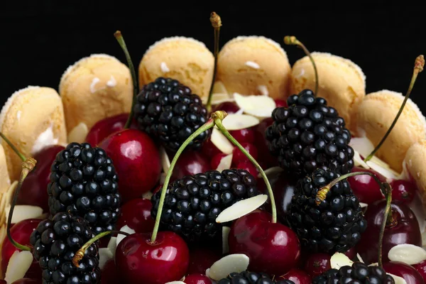 Pastel de mora y cereza fresca — Foto de Stock