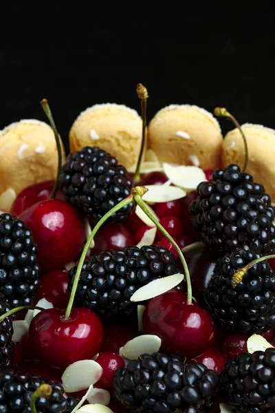 新鲜黑莓和樱桃蛋糕 — 图库照片