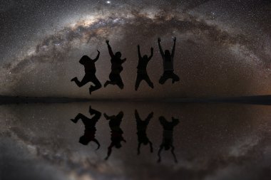mutlu arkadaş açık atlama