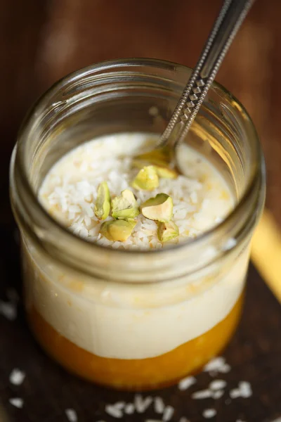 Panna cotta with mango puree, close up — Stock Photo, Image