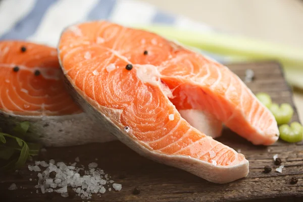 Raw salmon steaks, close-up — Stock Photo, Image