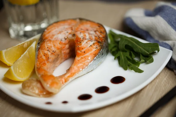 Salmon steak with fresh salad and lemon slices — Stock Photo, Image