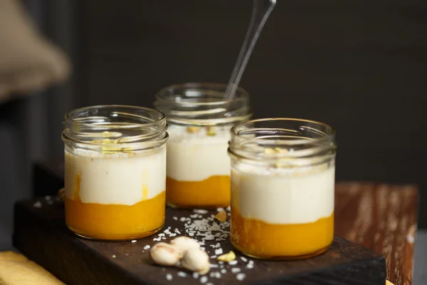 Panna cotta met mango puree Stockfoto