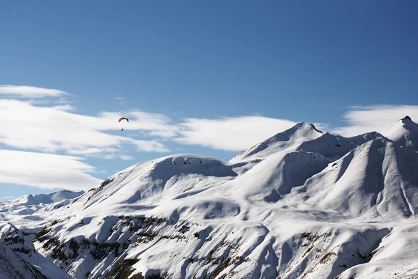 Parapente em montanhas — Fotografia de Stock