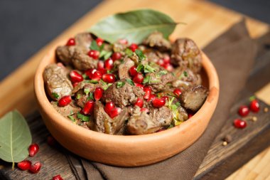 Kızarmış tavuk karaciğer ahşap tahta üzerinde