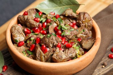 Kızarmış tavuk karaciğer ahşap tahta üzerinde