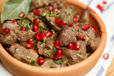 Kızarmış tavuk karaciğer ahşap tahta üzerinde