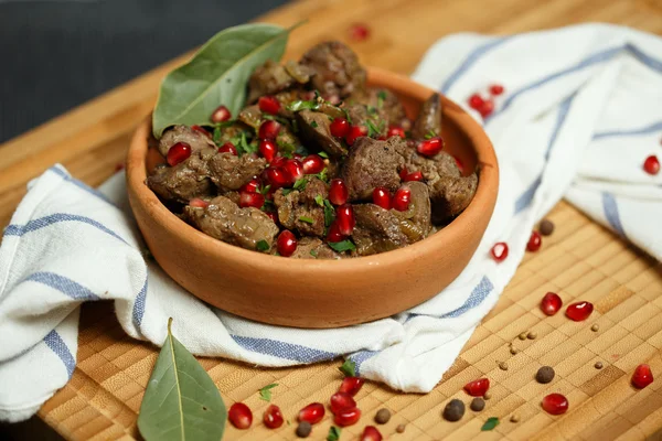 Kızarmış tavuk karaciğer ahşap tahta üzerinde