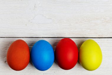 beyaz izole renkli Paskalya yumurtaları