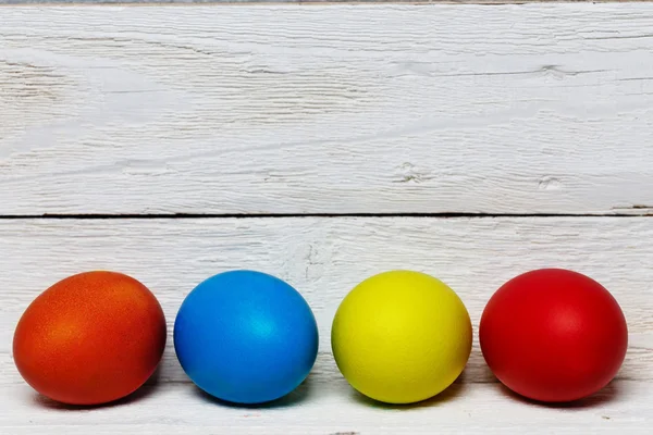 Huevos coloridos de Pascua aislados en blanco —  Fotos de Stock