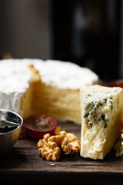 Тарілка французьких сирів крупним планом — стокове фото