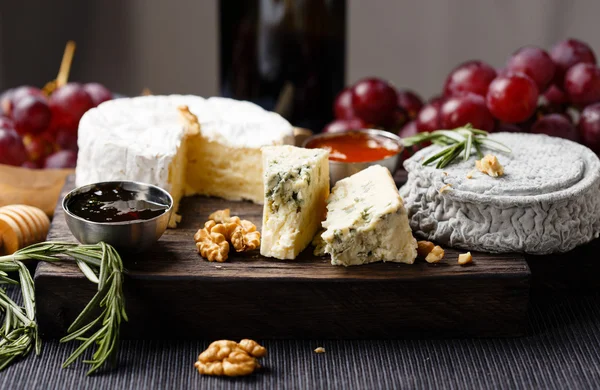 Cheese plate  served with wine, gam and honey — Stock Photo, Image