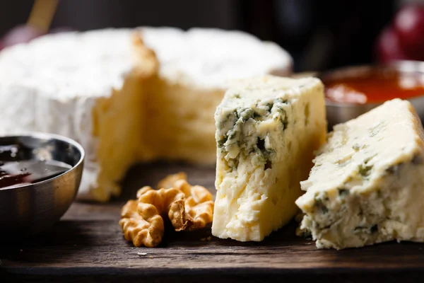 Тарілка французьких сирів крупним планом Стокове Зображення
