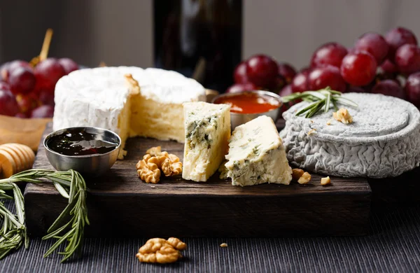 Şarap, gam ve bal ile servis Peynir tabağı Telifsiz Stok Imajlar