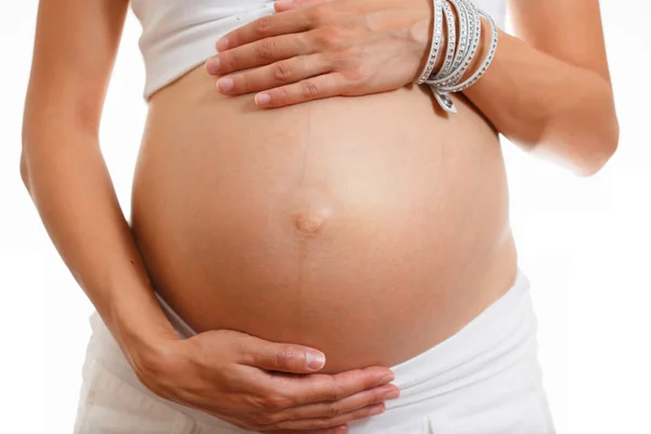 Hermosa barriga embarazada aislada sobre fondo blanco — Foto de Stock