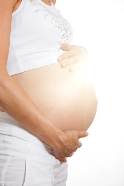 Zwanger vrouw strelen haar buik — Stockfoto