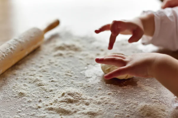 Hands and flour — Stock Photo, Image