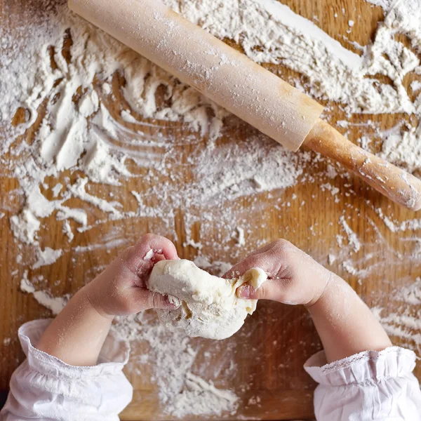 Hands and flour — Stock Photo, Image