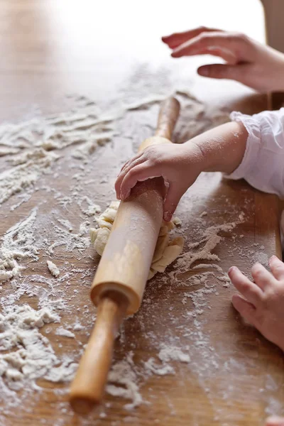 Hands and flour — Stock Photo, Image