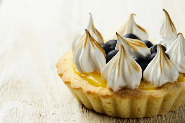 Tartaleta con cuajada de limón, arándanos y merengue — Foto de Stock