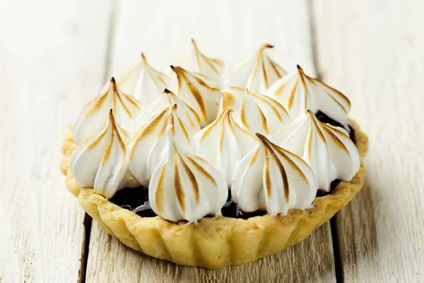 Tartlet com confiture de baga e merengue — Fotografia de Stock