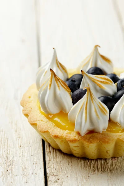 Tartaleta con cuajada de limón, arándanos y merengue —  Fotos de Stock