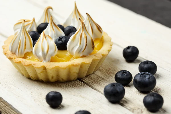 Tartaleta con cuajada de limón, arándanos y merengue — Foto de Stock