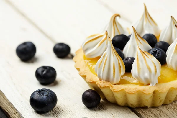 Tartlet with lemon curd, blueberries and meringue — Stock Photo, Image