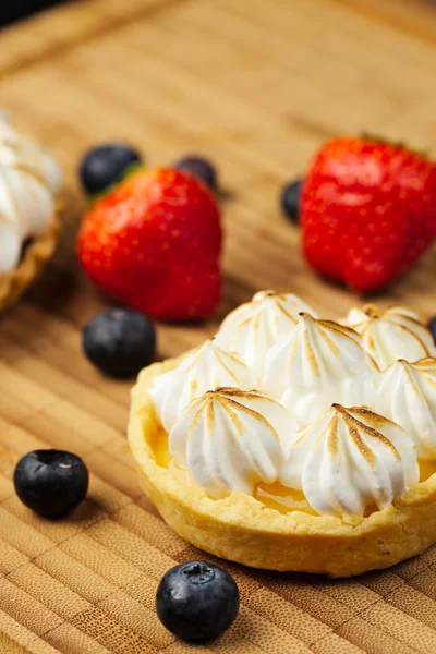 Lemon túrós és a habcsók tartlet — Stock Fotó