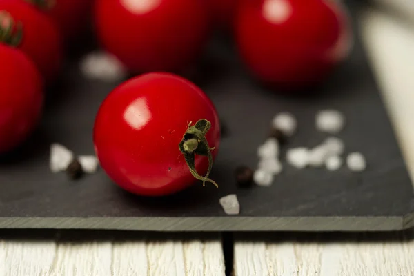 西红柿和盐 — 图库照片