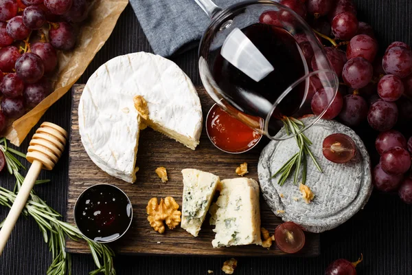 Plato de queso servido con vino, mermelada y miel — Foto de Stock