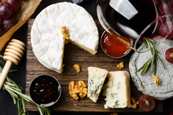 Plato de queso servido con vino, mermelada y miel — Foto de Stock