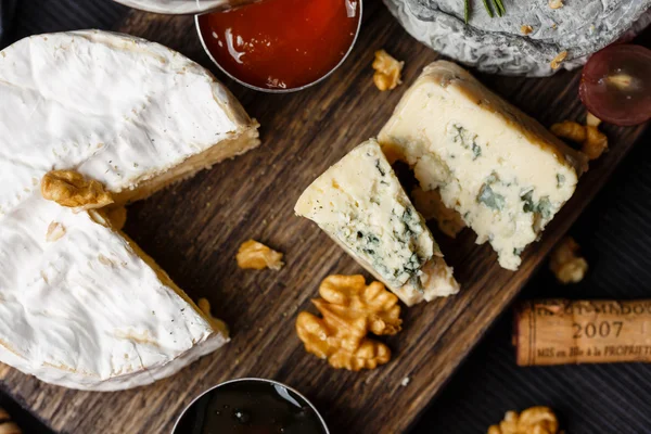 Cheese plate served with  jam and honey — Stock Photo, Image