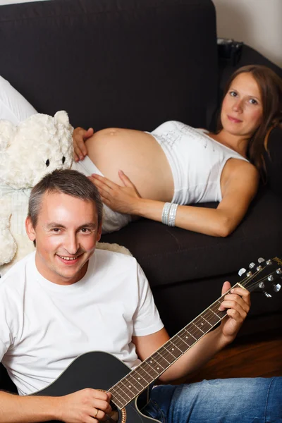 Jeune femme enceinte avec son mari — Photo