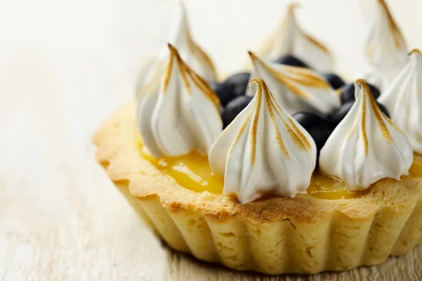 Tartaleta con cuajada de limón, arándanos y merengue —  Fotos de Stock