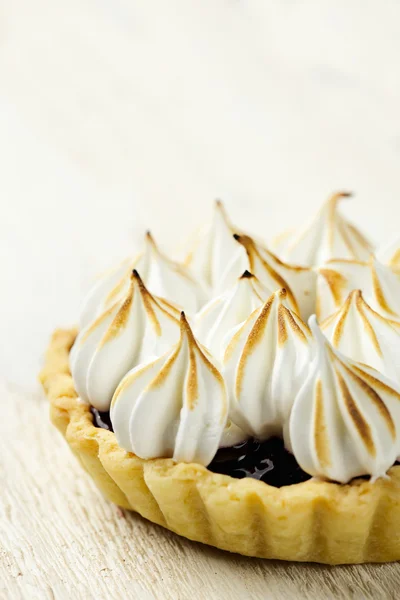 Tartaleta con confitura de bayas y merengue —  Fotos de Stock