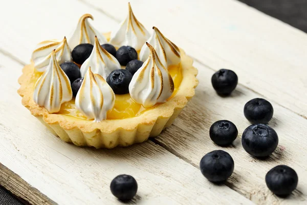 Tartaleta con cuajada de limón, arándanos y merengue —  Fotos de Stock