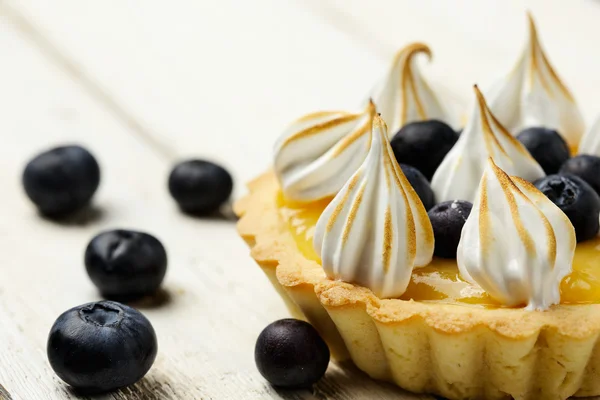 Tartaleta con cuajada de limón, arándanos y merengue —  Fotos de Stock