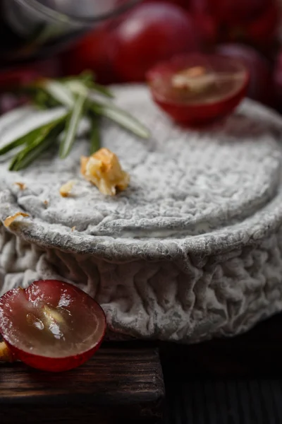 Queso de cabra francés con uva —  Fotos de Stock