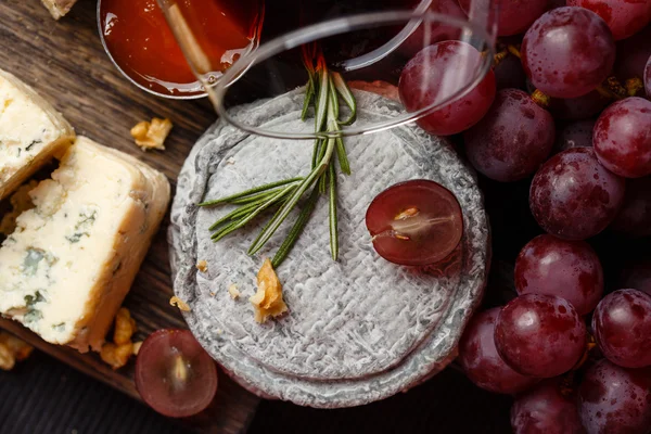 Тарілка французьких сирів крупним планом — стокове фото